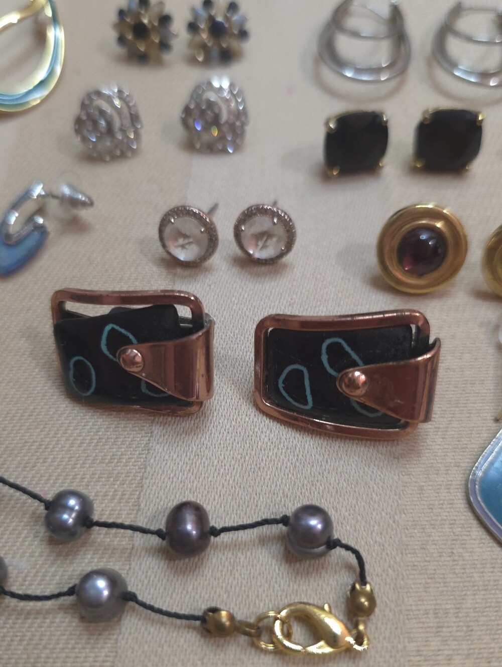 RESELLERS!! LOT OF RESELLABLE JEWELRY. SOME DESIGNER SOME 925 & GENIUNE PEARLS - Picture 9 of 14